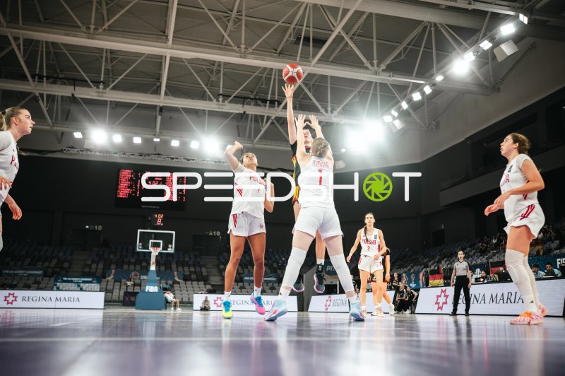 Deutschland u16w im Zweikampf gegen Poland beim Korbwurf