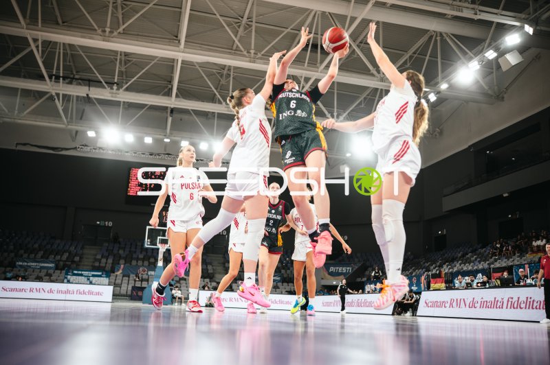 Emilia Atsur (#6; Deutschland u16w) beim Korbwurf gegen Poland