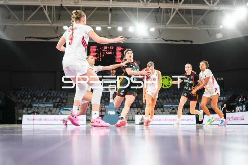 Deutschland u16w im Angriff gegen Poland bei der FIBA U16 Europameisterschaft