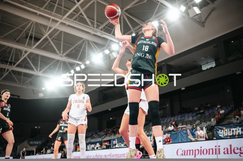 Nele Prowaznik (#18; Deutschland u16w) beim Korbwurf gegen Poland