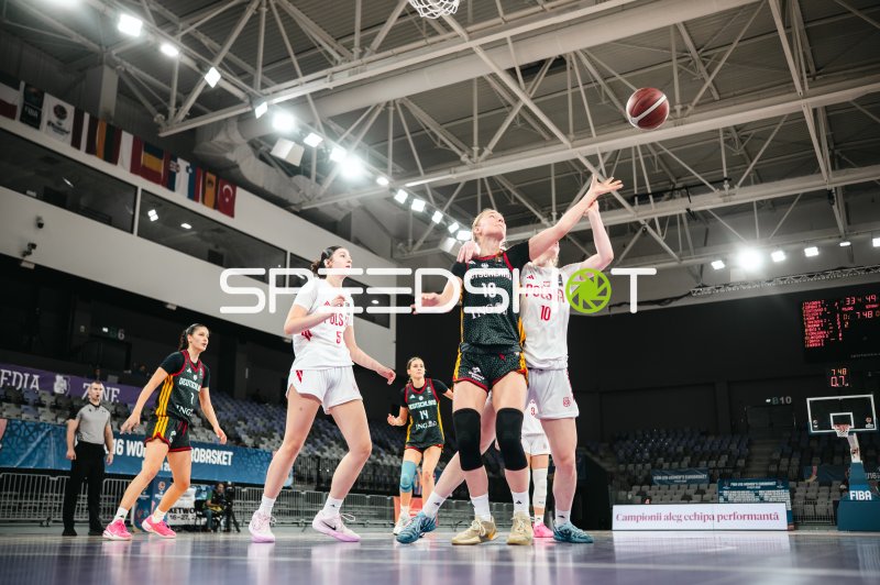 Nele Prowaznik (#18; Deutschland u16w) im Zweikampf beim Rebound