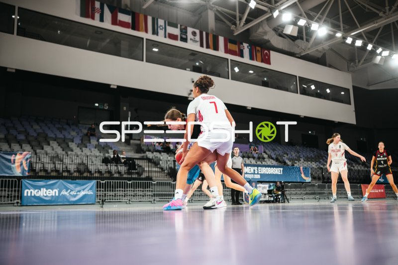 Stefania Onuorah (#7; Poland) im Zweikampf gegen Deutschland u16w
