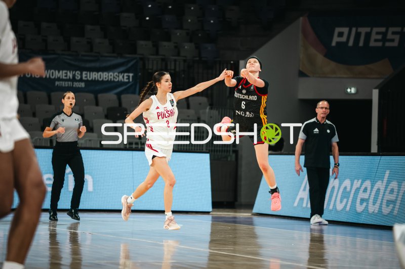 Emilia Atsur (#6; Deutschland u16w) im Zweikampf gegen Daria Szatkowska (#3; Poland)