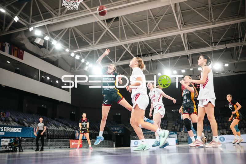 Clara Rink (#4; Deutschland u16w) beim Korbwurf gegen Poland