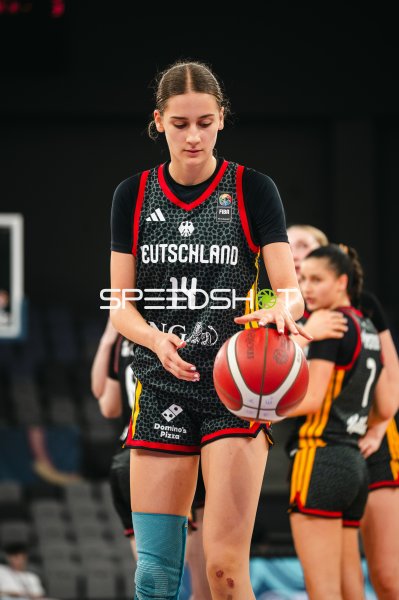 Mia Melissa Koloszar (#14; Deutschland u16w) beim Freiwurf-Anlauf