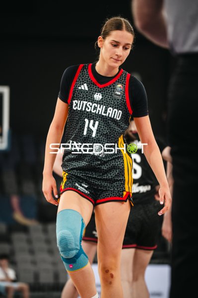 Mia Melissa Koloszar (#14; Deutschland u16w) auf dem Spielfeld