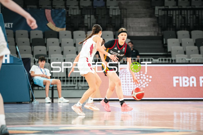 Deutschland u16w im Dribbling-Duell gegen Poland bei FIBA-Turnier