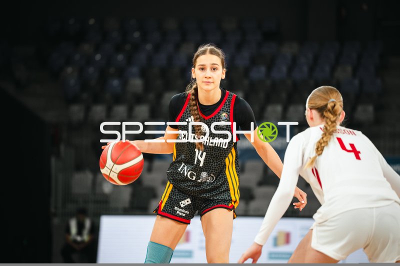 Mia Melissa Koloszar (#14; Deutschland u16w) mit Ball im Angriff