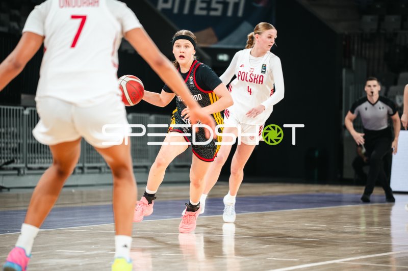 Deutschland u16w im Angriff gegen Emilia Nilsson (#4; Poland) in Pitesti