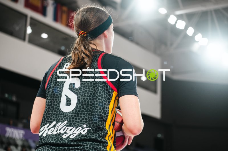 Emilia Atsur (#6; Deutschland u16w) mit Ball in der Pitesti Arena
