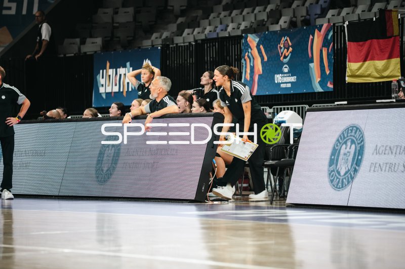 Nele Prowaznik (#18; Team Deutschland u16w 2026) und Teambank beim Coaching