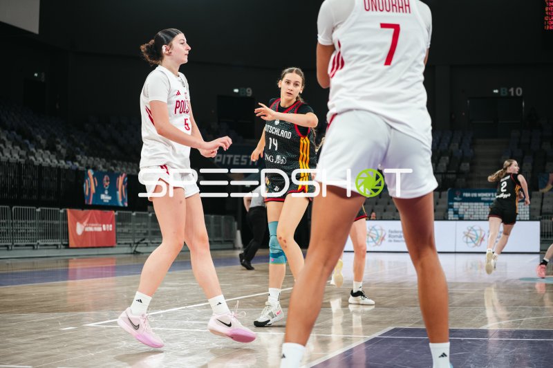 Mia Melissa Koloszar (#14; Deutschland u16w) im Spielaufbau gegen Poland