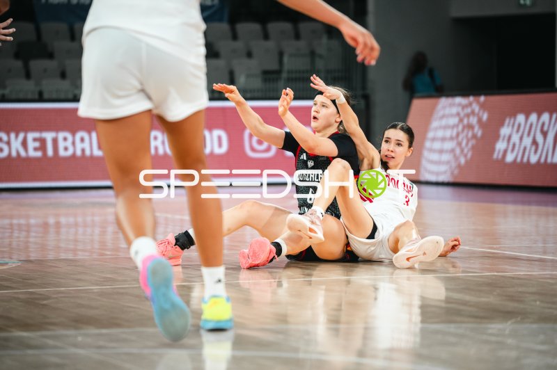 Emilia Atsur (#6; Deutschland u16w) und Daria Szatkowska (#3; Poland) im Zweikampf auf dem Boden