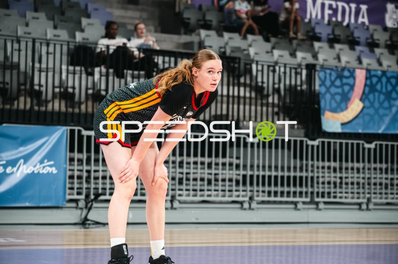 Deutschland u16w-Spielerin in konzentrierter Abwehrstellung in Pitesti