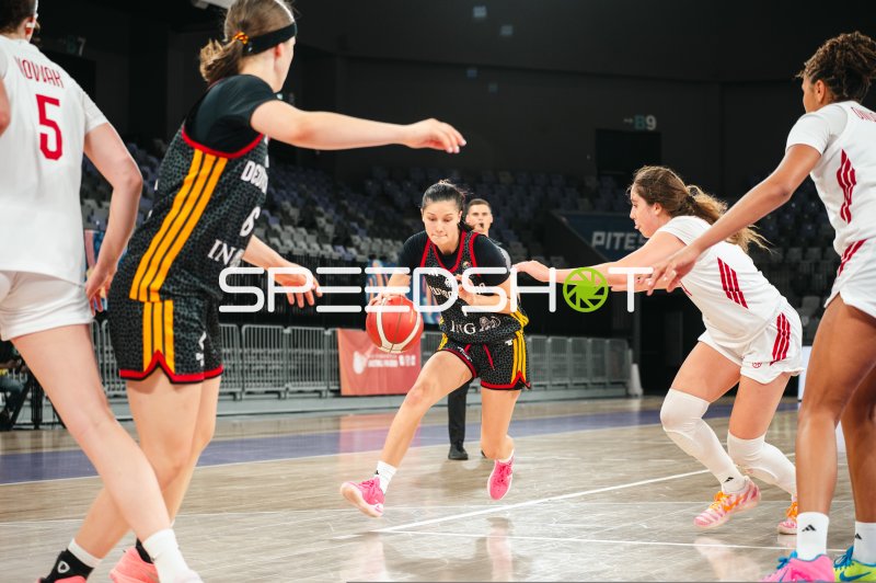Luana Coaja (#1; Deutschland u16w) dribbelt sich durch die Abwehr
