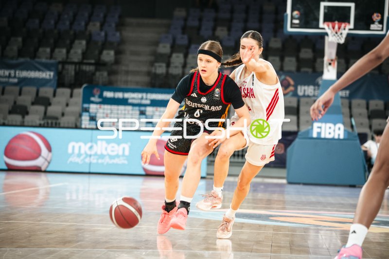 Emilia Atsur (#6; Deutschland u16w) im Zweikampf gegen Poland