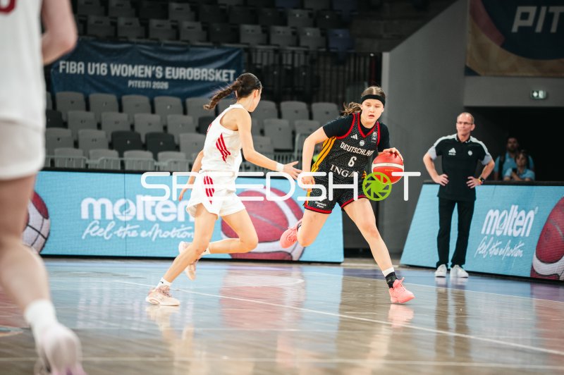 Emilia Atsur (#6; Deutschland u16w) im Dribbling gegen Poland