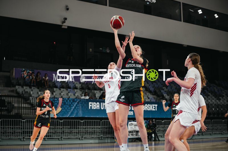 Catharina Schlechter (#2; Deutschland u16w) beim Korbwurf gegen Poland