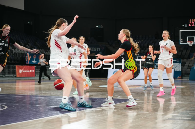 Matilda Blanarik (#3; Deutschland u16w) im Zweikampf gegen Poland