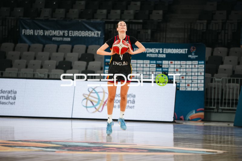 Clara Rink (#4; Deutschland u16w) beim Wurfversuch in Pitesti
