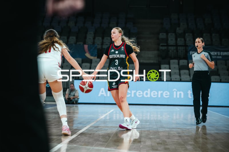Matilda Blanarik (#3; Deutschland u16w) dribbelt gegen Poland