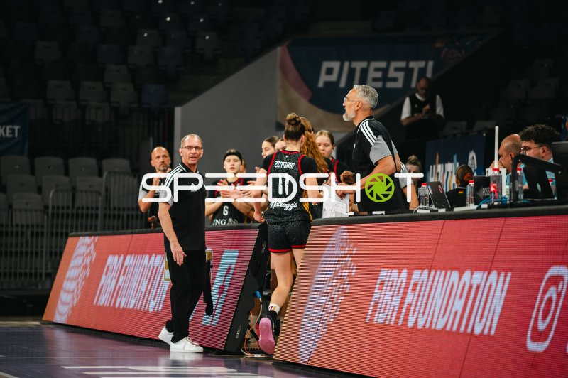 Jamie Zentgraf (#11; Deutschland u16w) an der Seitenlinie