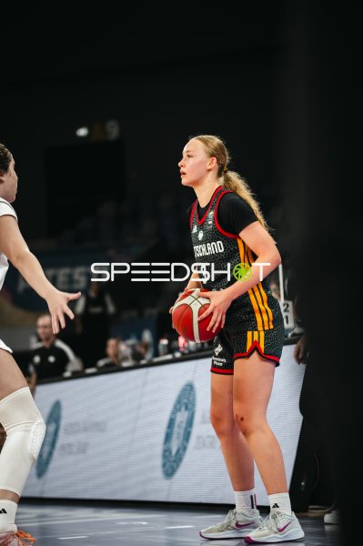 Matilda Blanarik (#3; Deutschland u16w) mit Ball in Angriffssituation