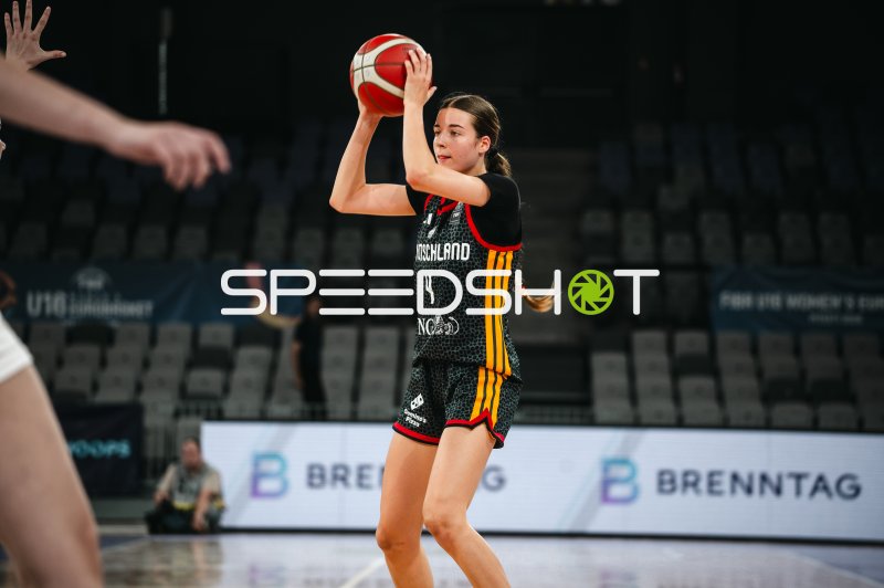 Clara Rink (#4; Deutschland u16w) beim Wurfversuch in Pitesti