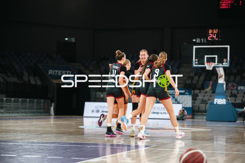 Nele Prowaznik (#18; Team Deutschland u16w 2026) beim Jubel mit Teamkolleginnen