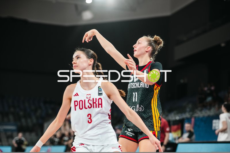 Jamie Zentgraf (#11; Deutschland u16w) beim Wurf gegen Poland