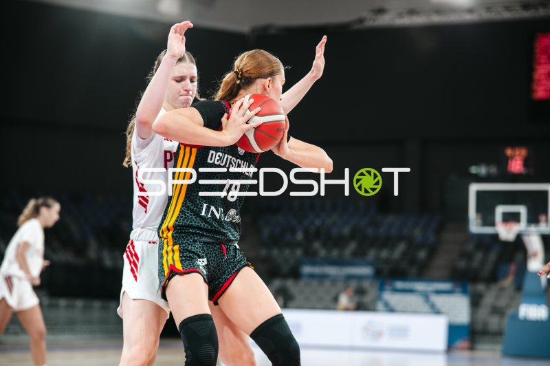 Nele Prowaznik (#18; Deutschland u16w) im Zweikampf gegen Poland