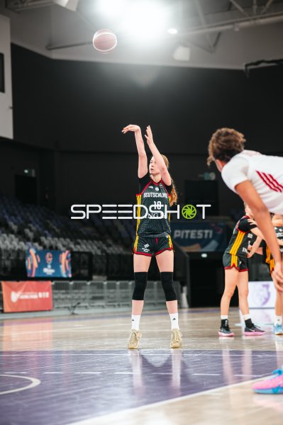 Nele Prowaznik (#18; Deutschland u16w) beim Freiwurf in Pitesti