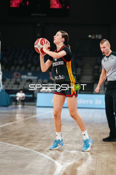 Clara Rink (#4; Deutschland u16w) beim Wurfversuch in Pitesti