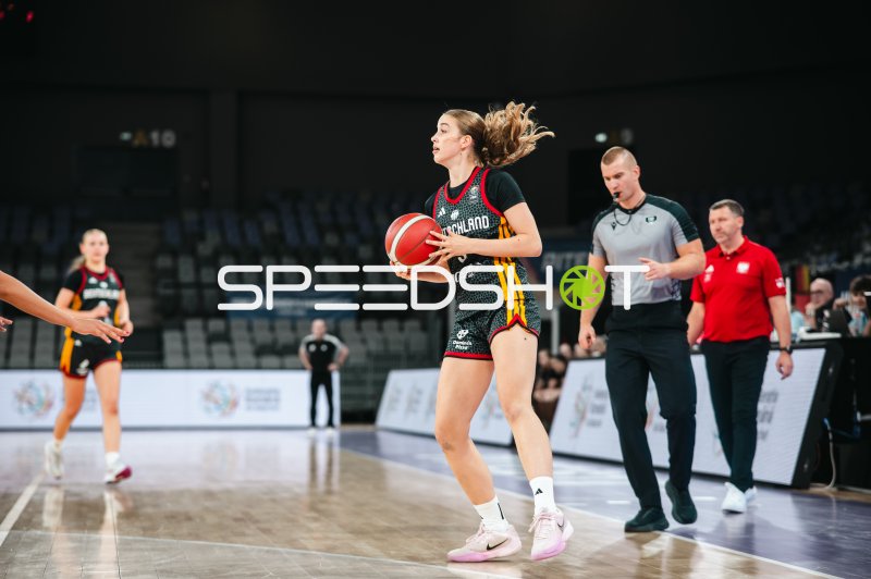 Deutschland u16w-Spielerin mit Ball in Spielaktion in Pitesti