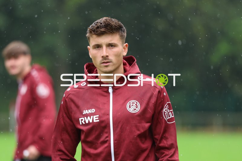 Semir Telalović (Rot-Weiss Essen) im Regen vor dem Spiel