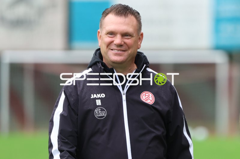 Uwe Koschinat (Trainer, Rot-Weiss Essen) lächelt vor dem Spiel