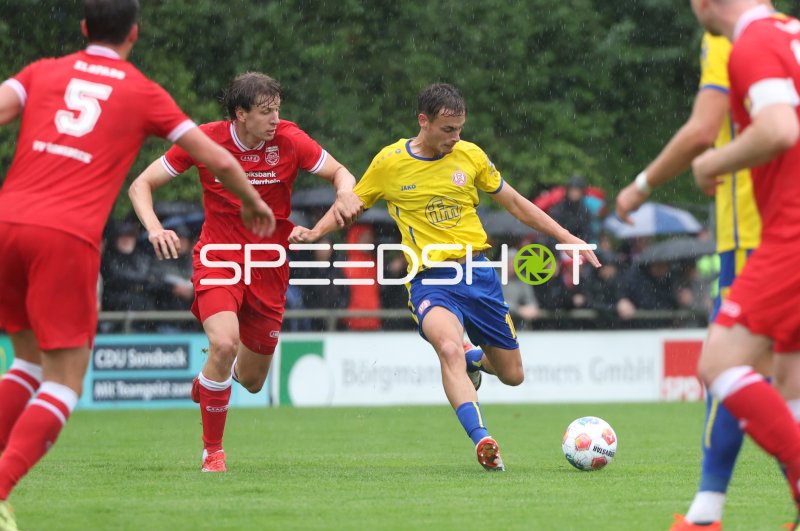 Zweikampf im Regen zwischen Rot-Weiss Essen und SV Sonsbeck