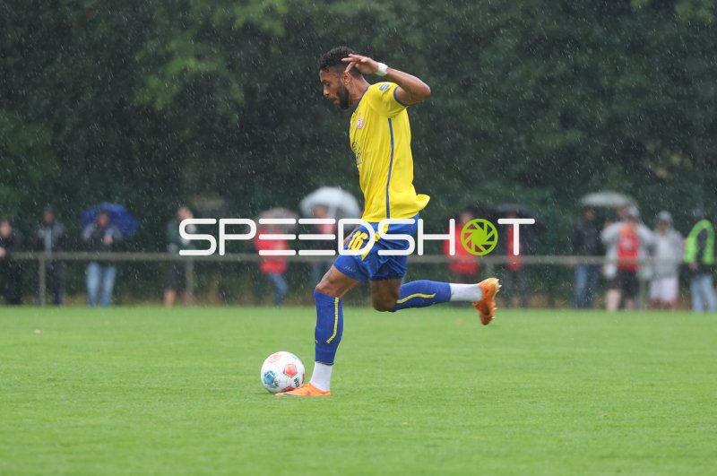Ruben Reisig (#16; Rot-Weiss Essen) am Ball im Regen