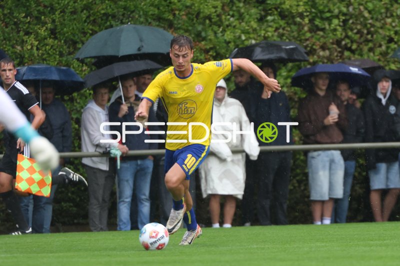 Marvin Obuz (#10; Rot-Weiss Essen) am Ball im Regen