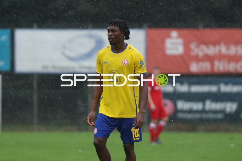 Dickson Abiama (#18; Rot-Weiss Essen) im Regen beim Spiel in Sonsbeck