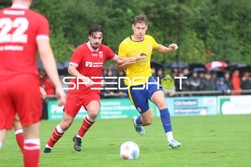Gianluca Swajkowski (#39; Rot-Weiss Essen) im Zweikampf gegen SV Sonsbeck