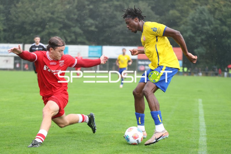 Dickson Abiama (#18; Rot-Weiss Essen) im Zweikampf gegen SV Sonsbeck