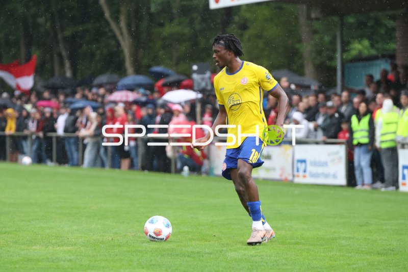 Dickson Abiama (#18; Rot-Weiss Essen) am Ball in Sonsbeck