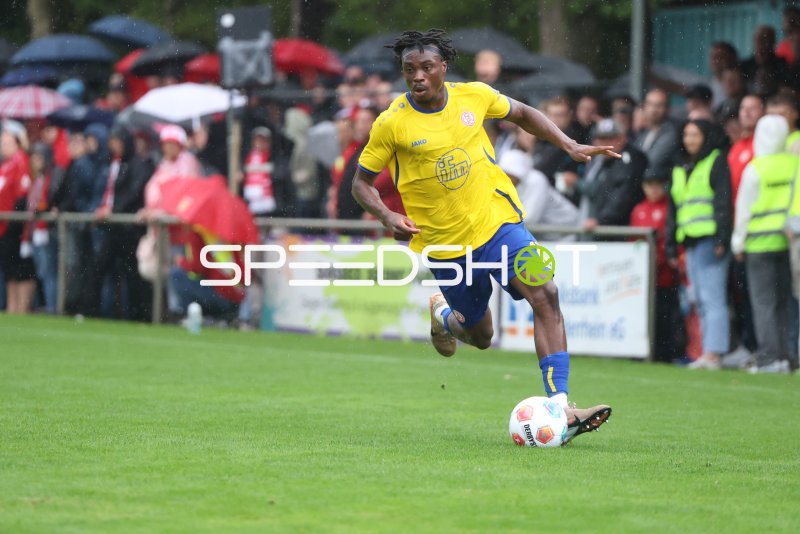 Rot-Weiss Essen Spieler im Dribbling beim Auswärtsspiel in Sonsbeck