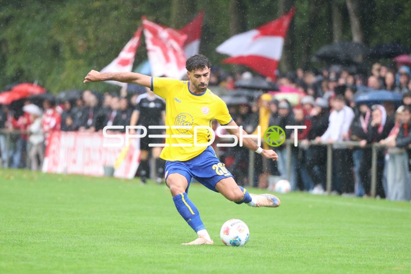 Ekin Çelebi (#26; Rot-Weiss Essen) beim Schuss im Regen