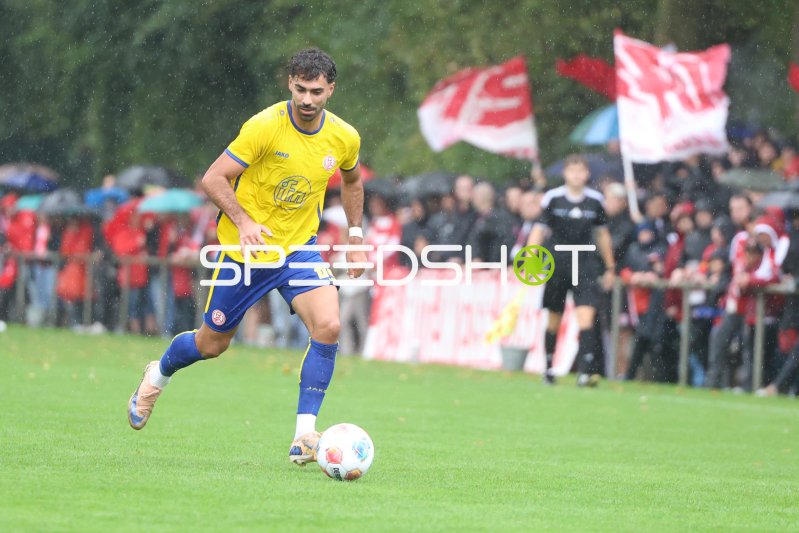 Ekin Çelebi (Rot-Weiss Essen) am Ball beim Auswärtsspiel in Sonsbeck
