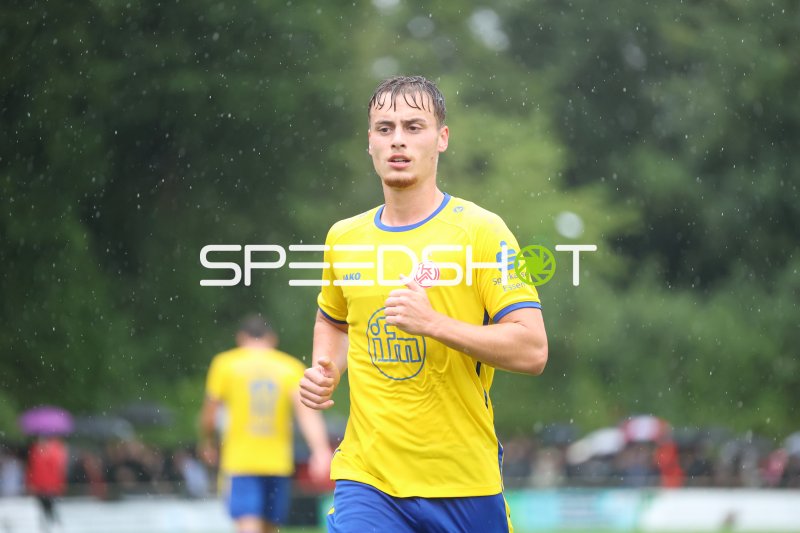 Marvin Obuz (Rot-Weiss Essen) läuft im Regen