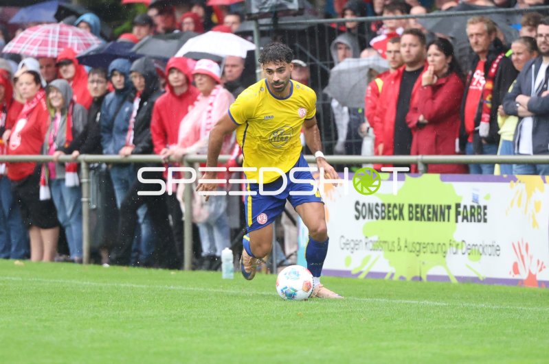 Ekin Çelebi (Rot-Weiss Essen) treibt den Ball voran