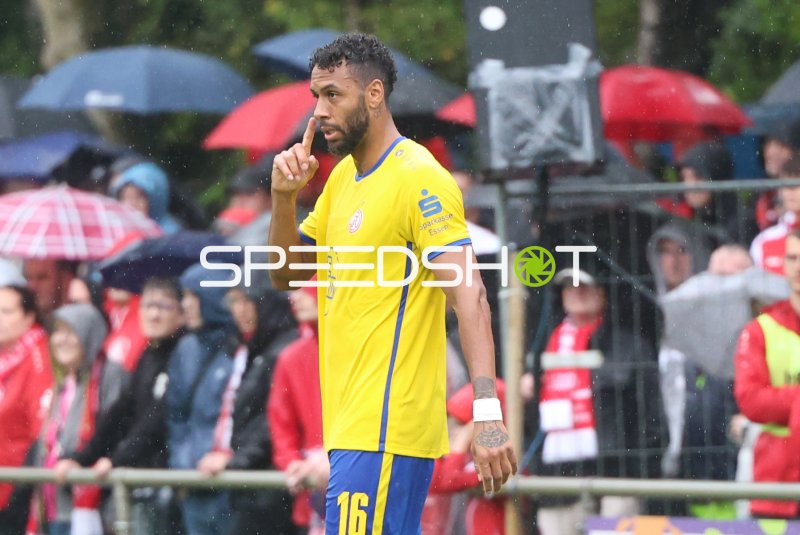 Ruben Reisig (#16; Rot-Weiss Essen) mit Geste im Regen