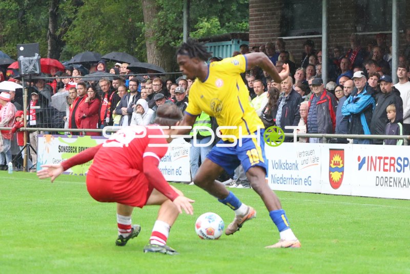 Dickson Abiama (#18; Rot-Weiss Essen) im Zweikampf gegen SV Sonsbeck